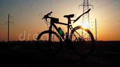 日落时的自行车剪影。